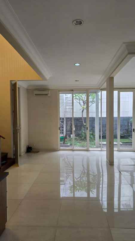 dijual rumah la rizwood pakuwon indah