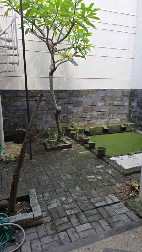 dijual rumah la rizwood pakuwon indah