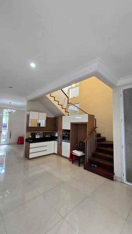 dijual rumah la rizwood pakuwon indah
