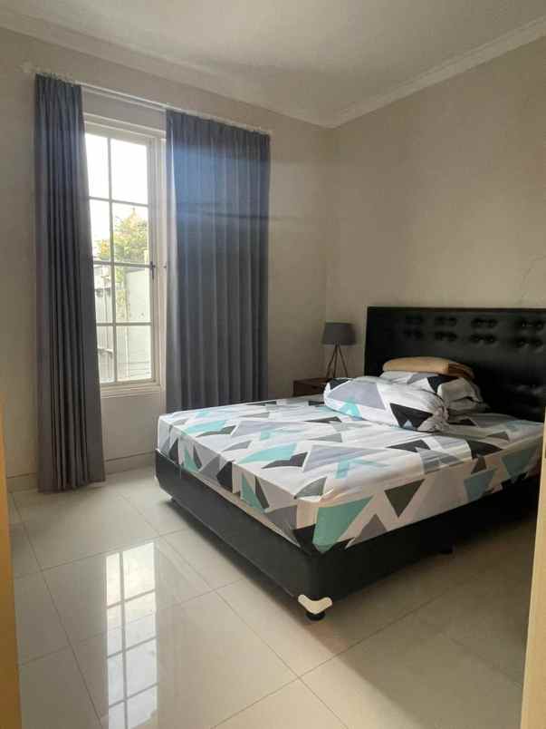 dijual rumah manyar tompotika