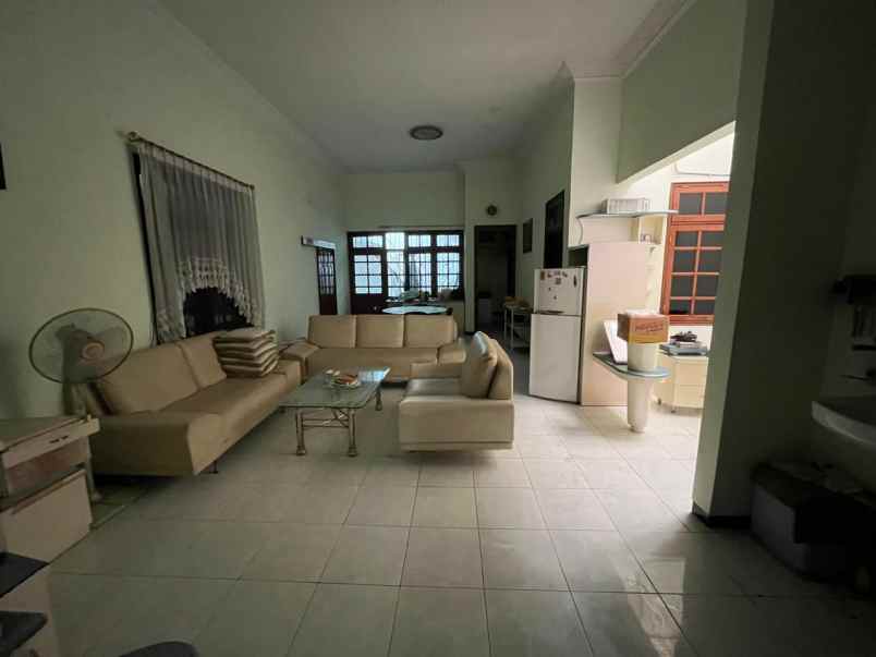 dijual rumah manyar tompotika