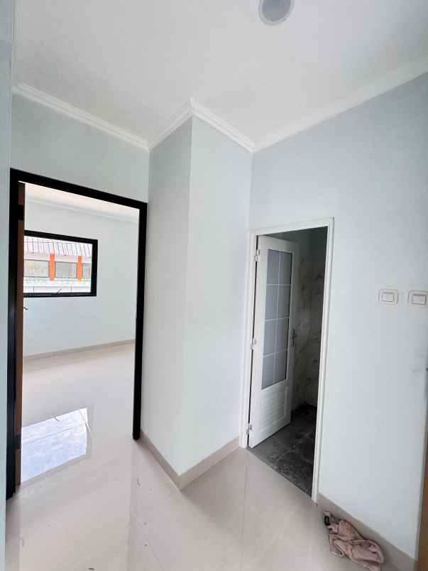 dijual rumah meruyung