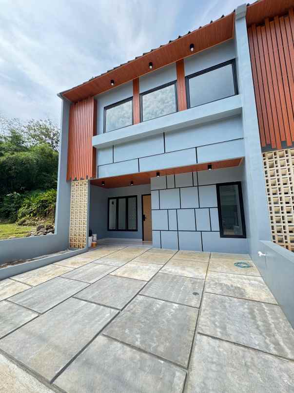 dijual rumah meruyung