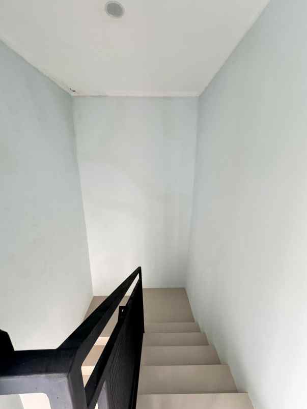 dijual rumah meruyung