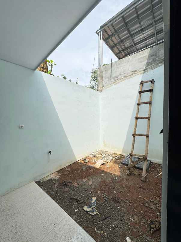 dijual rumah meruyung