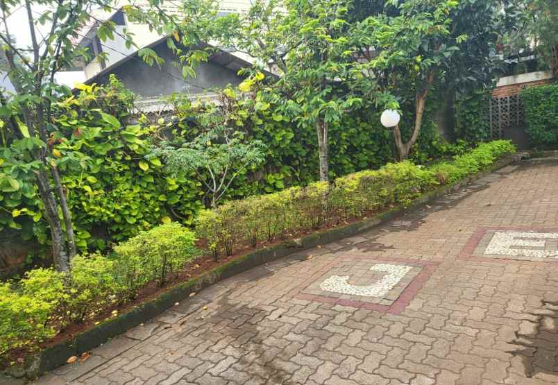 dijual rumah mewah serasa villa di jagakarsa