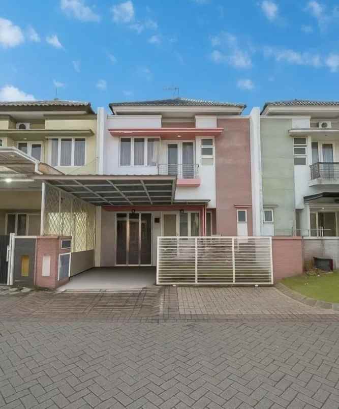 dijual rumah pakuwon city