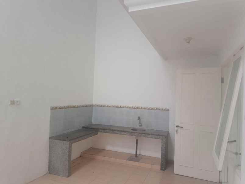 dijual rumah pakuwon city