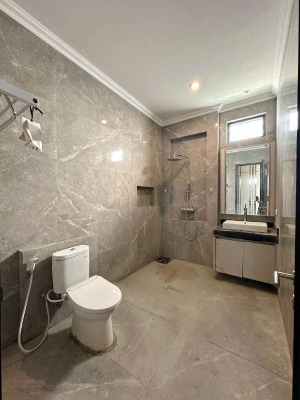 dijual rumah pakuwon indah the mansion