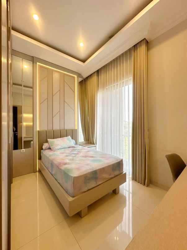 dijual rumah pakuwon indah the mansion