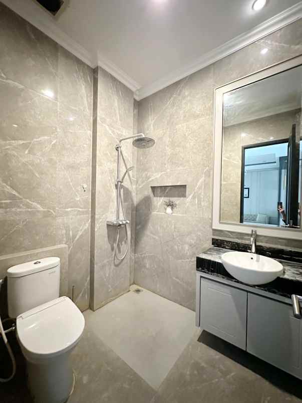 dijual rumah pakuwon indah the mansion