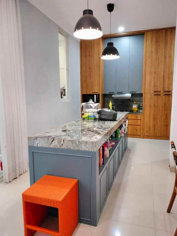 dijual rumah pakuwon indah the mansion surabaya barat