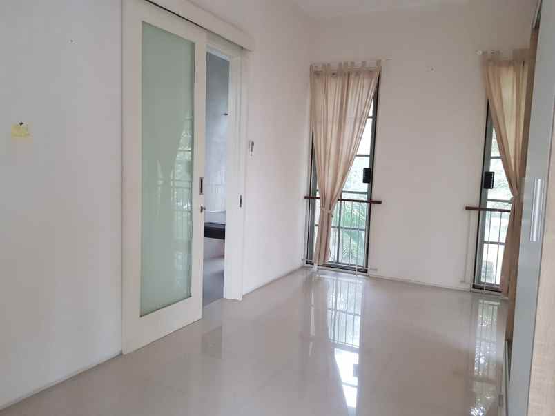 dijual rumah pakuwon indah vila valensia