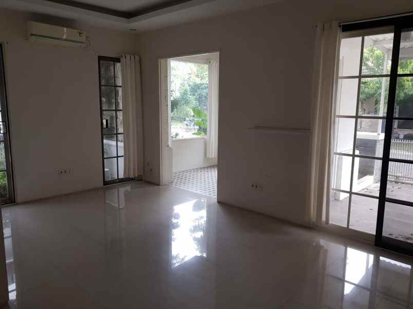 dijual rumah pakuwon indah vila valensia