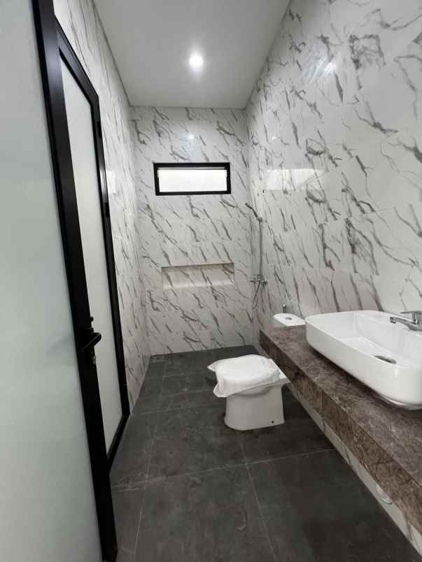 dijual rumah perumahan nirwana