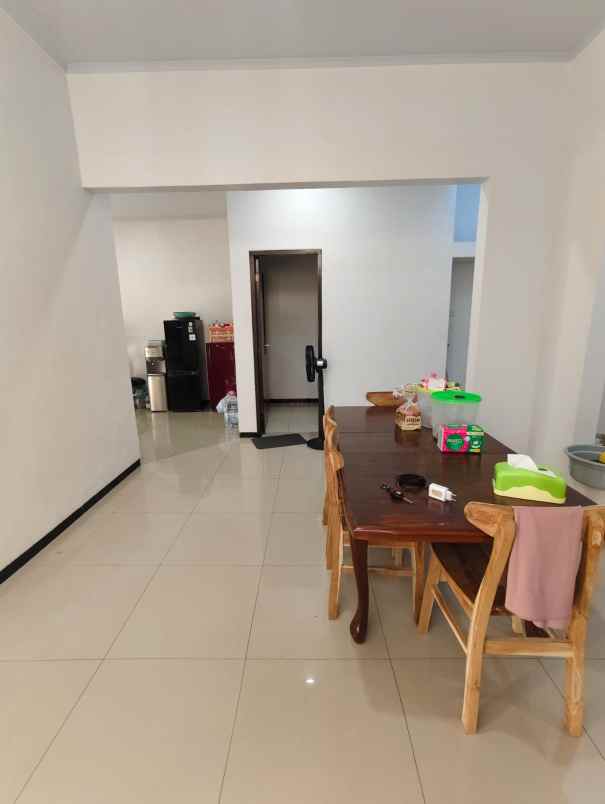 dijual rumah perumahan royal ketintang