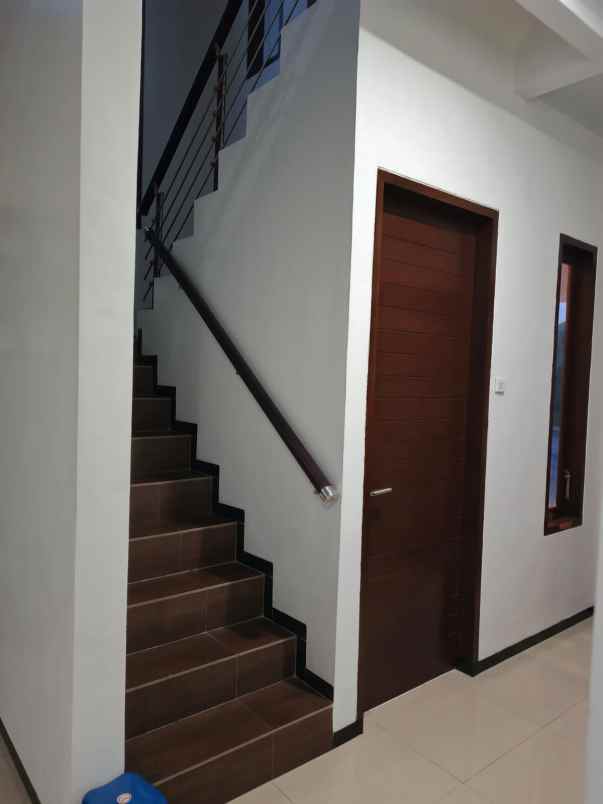 dijual rumah perumahan royal ketintang