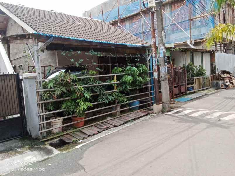 dijual rumah perumahan serua permai