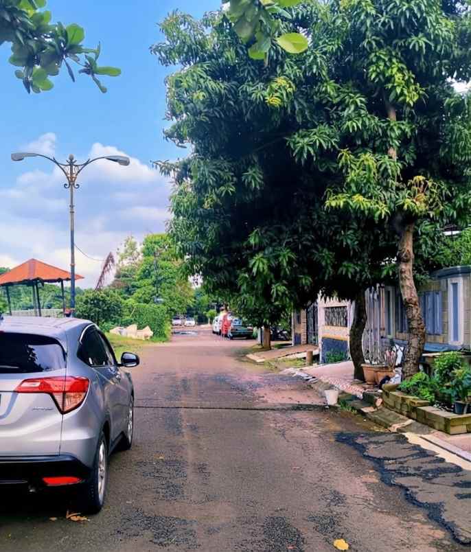 dijual rumah perumahan the royal