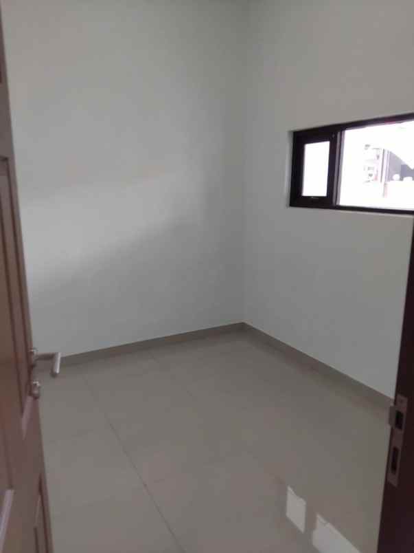 dijual rumah pinus regency