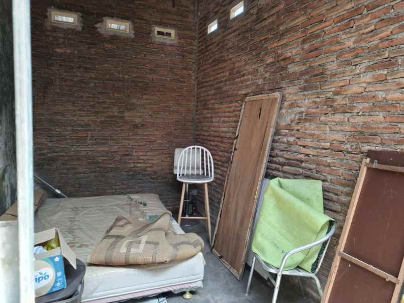 dijual rumah pojok di bumi tegal besar jember