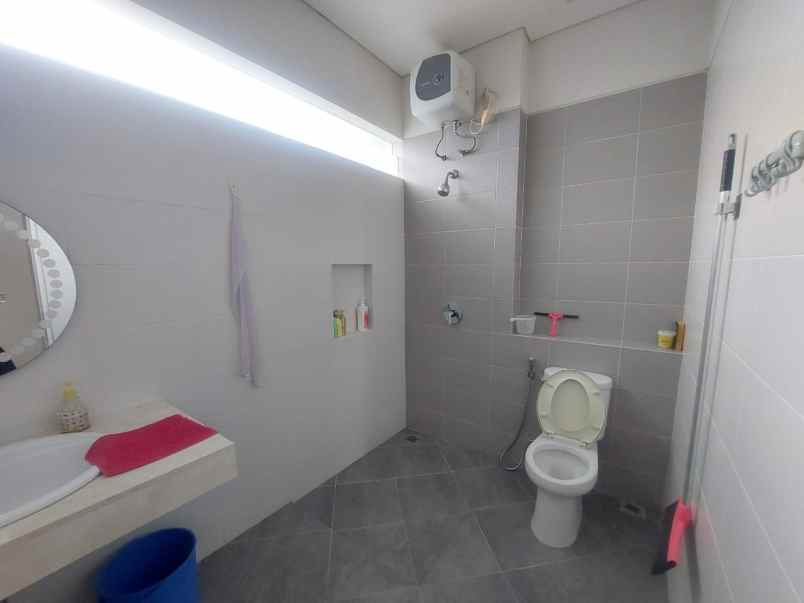 dijual rumah royal residence