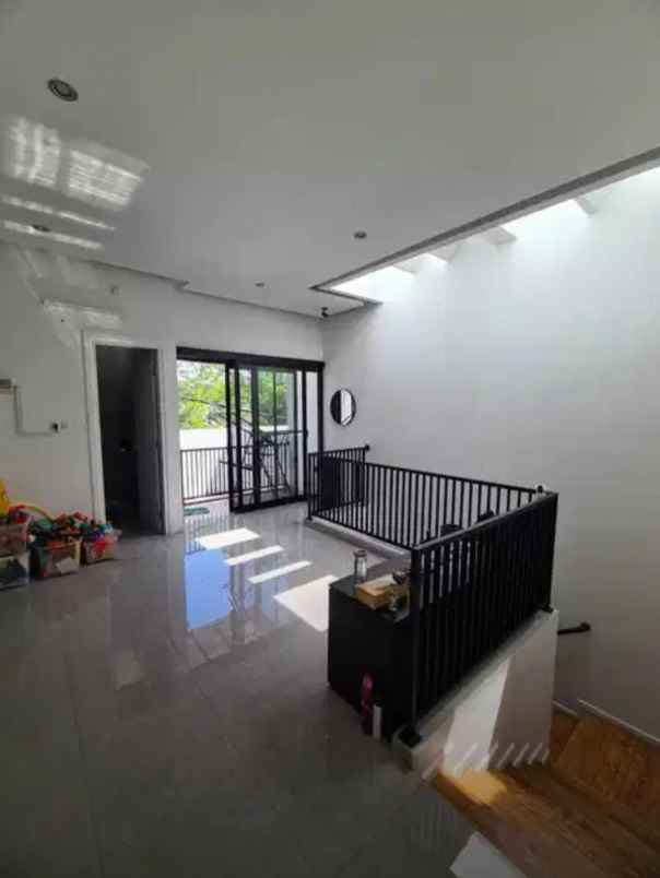 dijual rumah royal residence