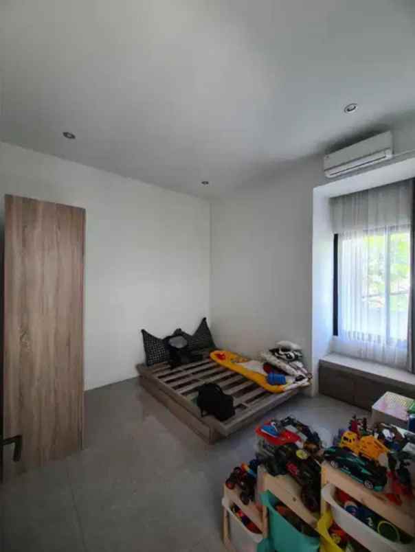 dijual rumah royal residence