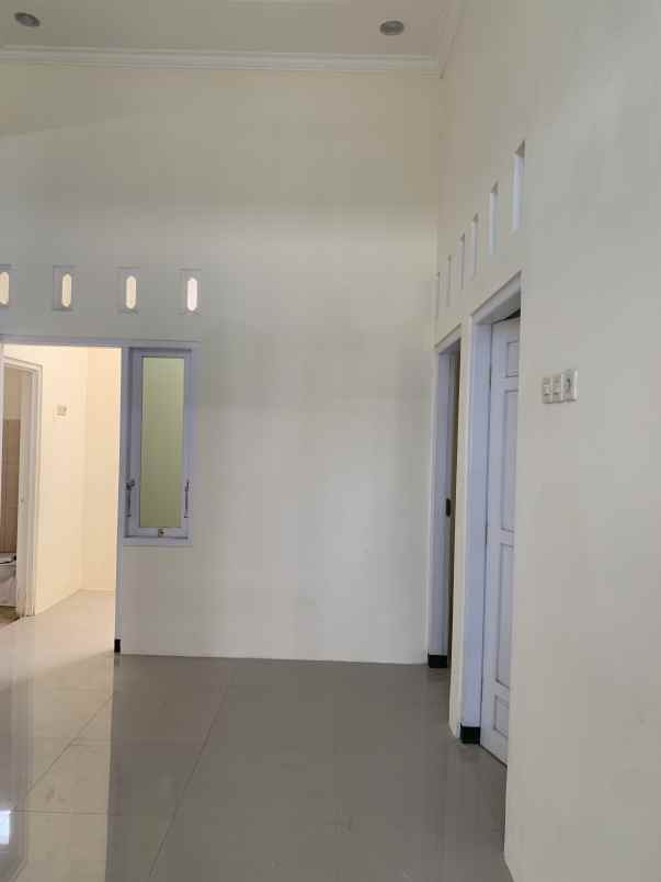 dijual rumah second di lokasi strategis