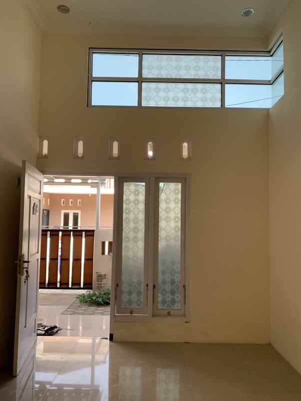 dijual rumah second di lokasi strategis