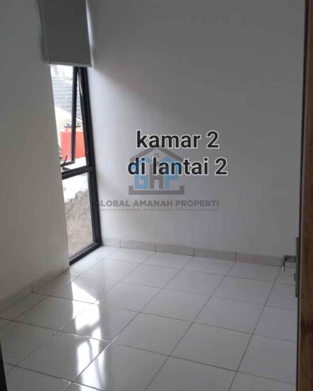 dijual rumah second like new cipageran murah 2 lantai