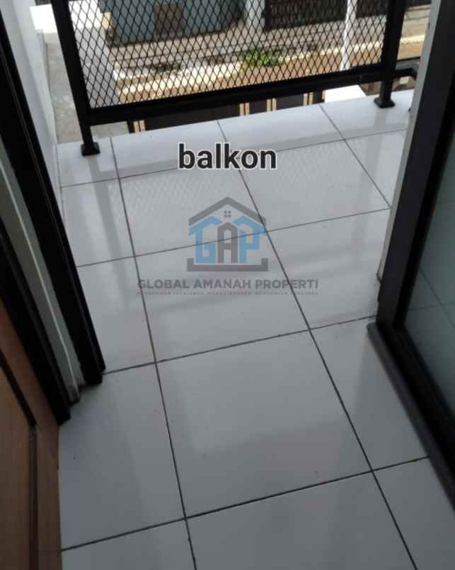 dijual rumah second like new cipageran murah 2 lantai