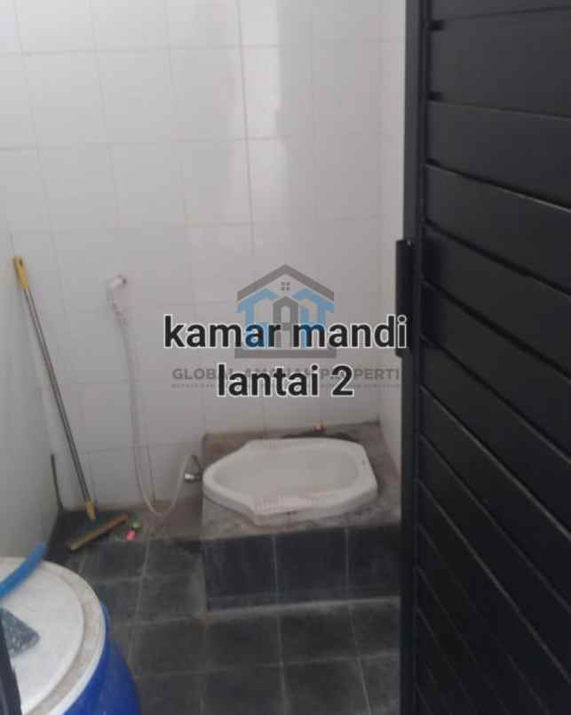 dijual rumah second like new cipageran murah 2 lantai