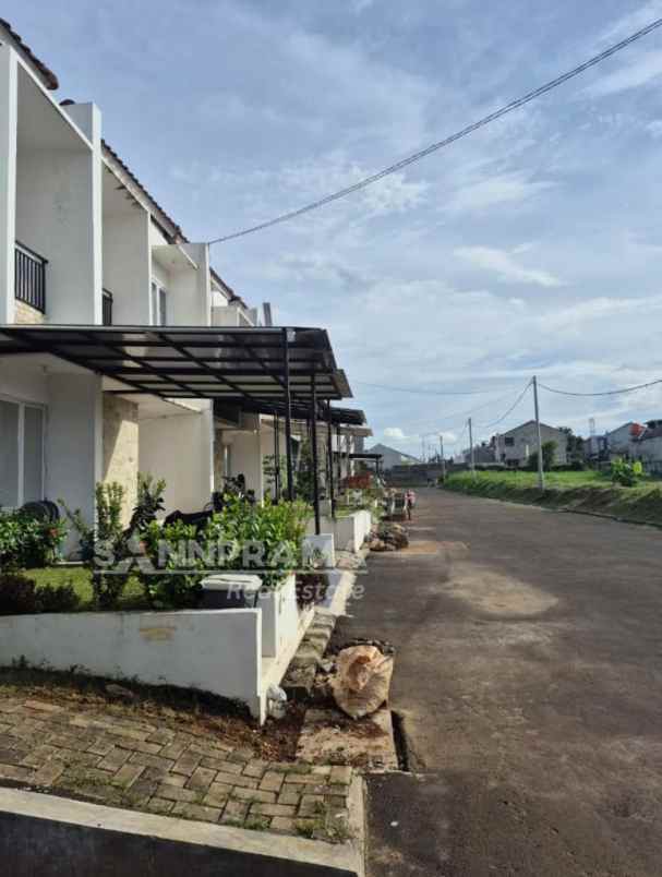 dijual rumah serua