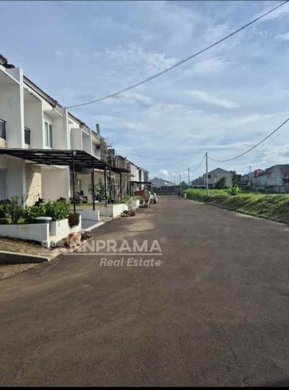 dijual rumah serua