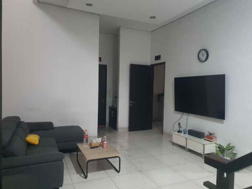 dijual rumah singgasana pradana