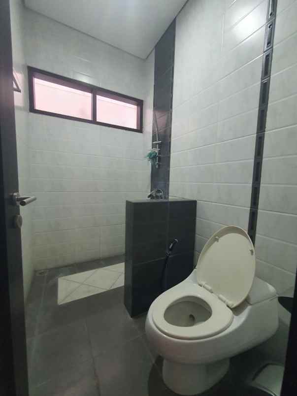 dijual rumah singgasana pradana