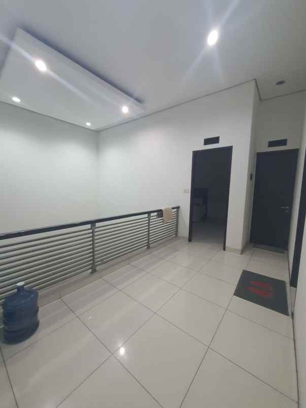 dijual rumah singgasana pradana