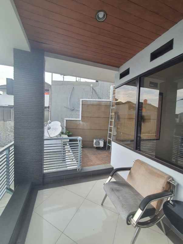 dijual rumah singgasana pradana