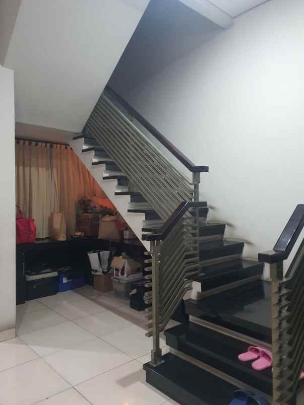 dijual rumah singgasana pradana