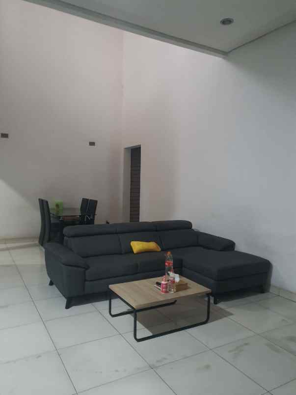 dijual rumah singgasana pradana