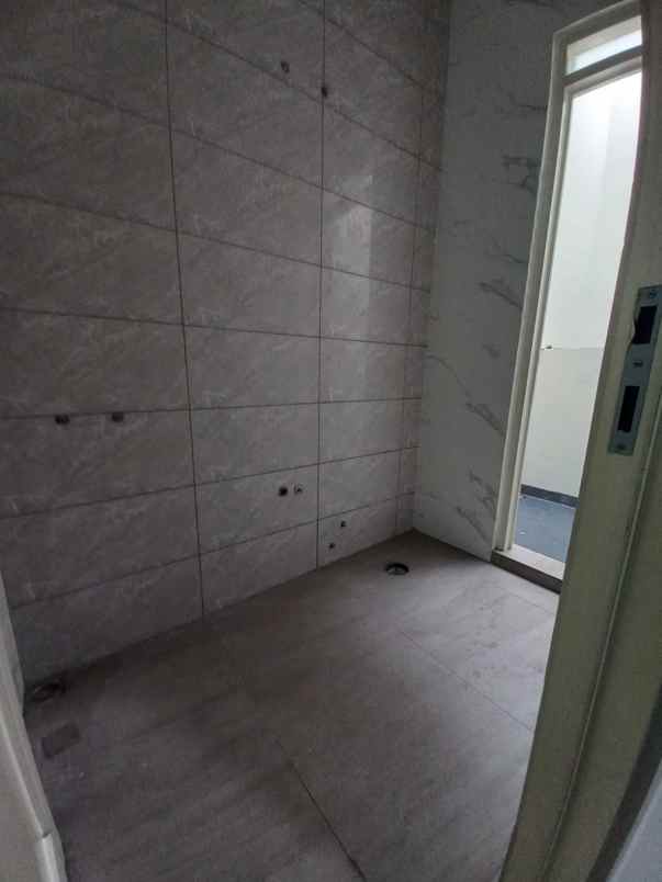 dijual rumah tenggilis mejoyo selatan