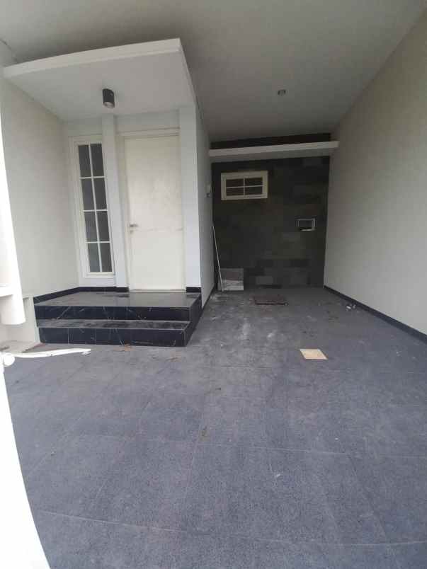 dijual rumah tenggilis mejoyo selatan