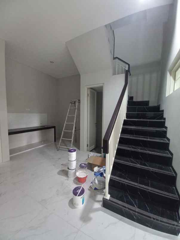 dijual rumah tenggilis mejoyo selatan