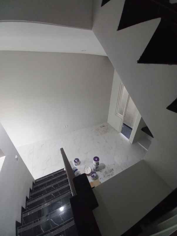 dijual rumah tenggilis mejoyo selatan