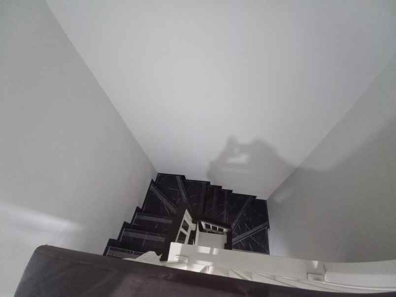 dijual rumah tenggilis mejoyo selatan