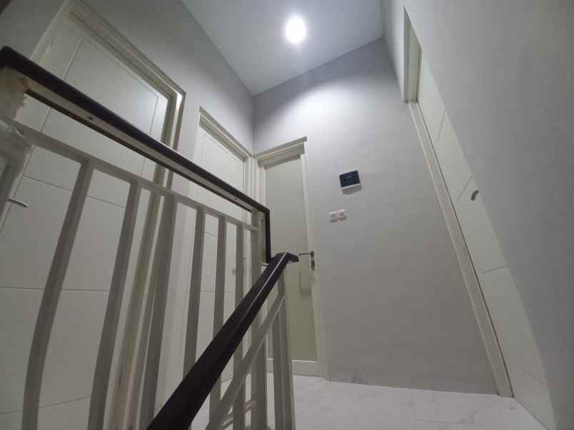 dijual rumah tenggilis mejoyo selatan