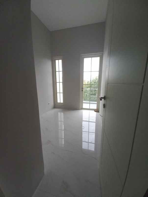 dijual rumah tenggilis mejoyo selatan