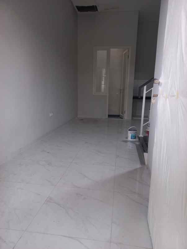 dijual rumah tenggilis mejoyo selatan