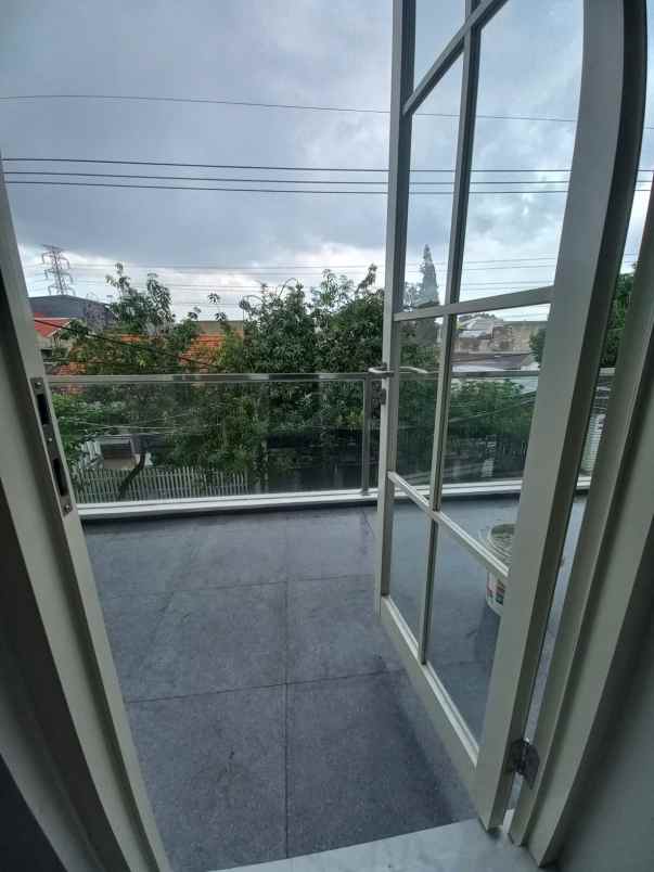 dijual rumah tenggilis mejoyo selatan